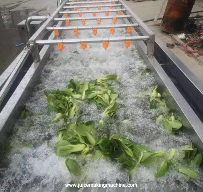 Air bubble washing machine with spraying system