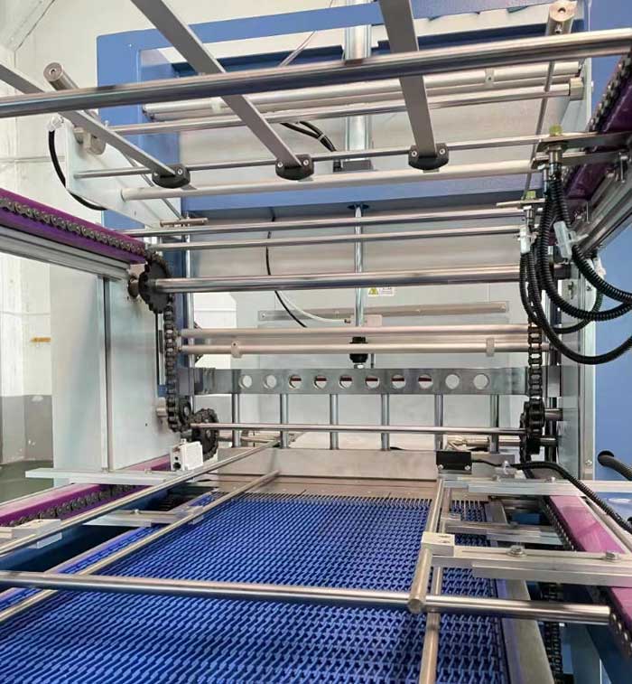 Chain conveyor gate of large linear shrink packaging machine 