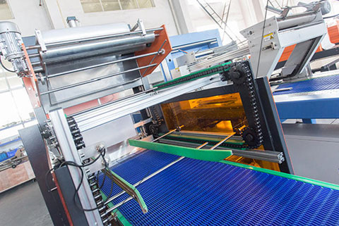 Linear shrink packaging machine with lever conveyor