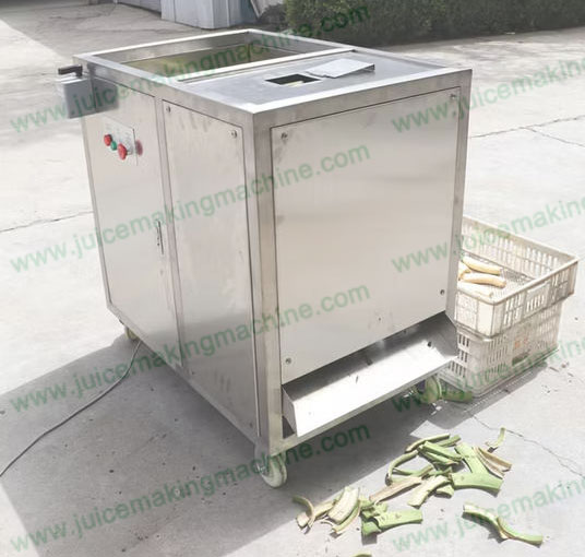 Banana peeler machine working