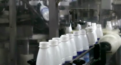 How beverages are bottled and packed in a factory？
