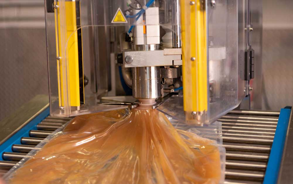 Juice filling machine is filling aseptic bag