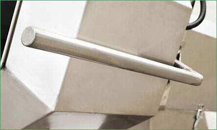 Manual discharging of octagonal seasoning machine