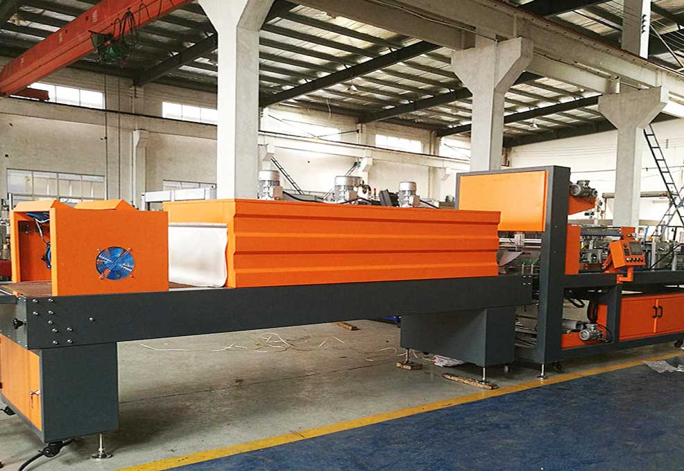 Small linear shrink packaging machine