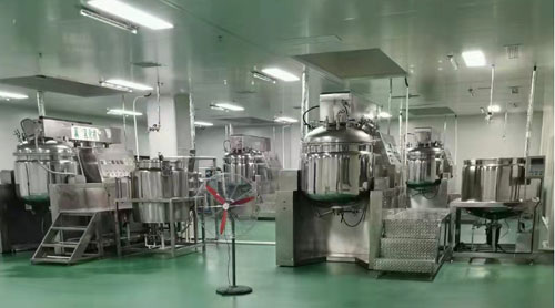 Vacuum emulsifier mixer in factory