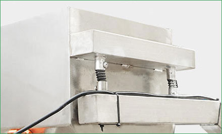 Vibrating sprinkling of octagonal flavoring machine